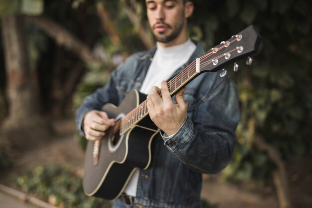 Música de guitarra al aire libre