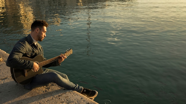 Foto gratuita música de guitarra al aire libre