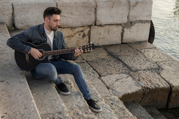 Música de guitarra al aire libre