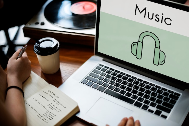 Foto gratuito música en línea en la computadora portátil