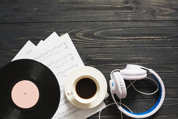 Música muerta con café