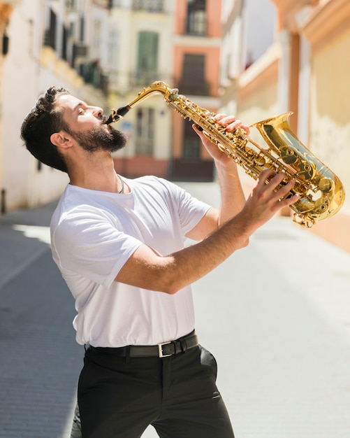 Foto gratuita músico apasionado actuando en la calle.