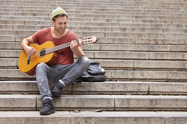 Músico callejero tocando la guitarra