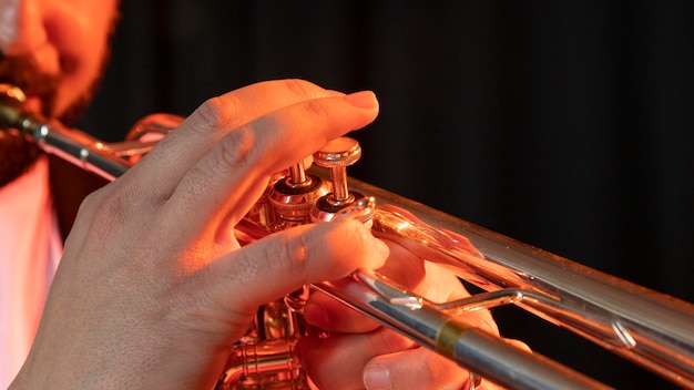 Músico celebrando el día del jazz