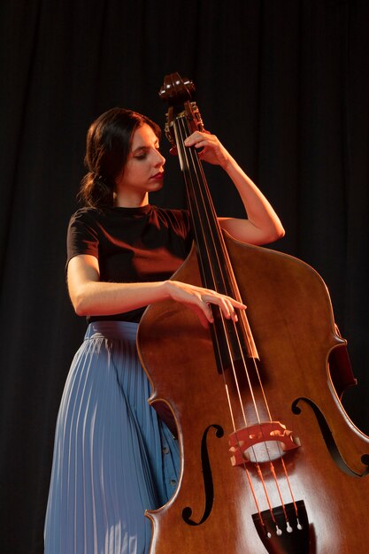 Músico celebrando el evento del día del jazz