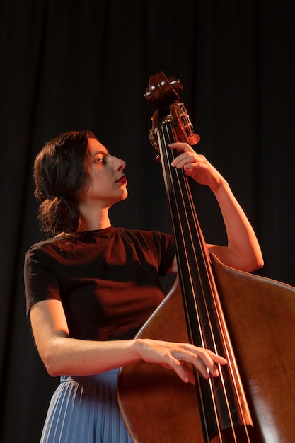 Foto gratuita músico celebrando el evento del día del jazz