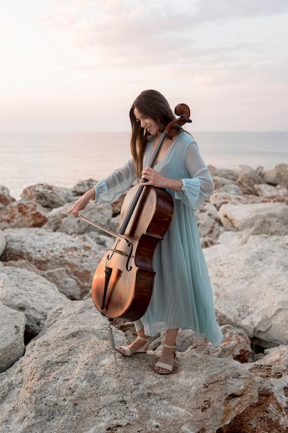 Foto gratuita músico femenino con violonchelo