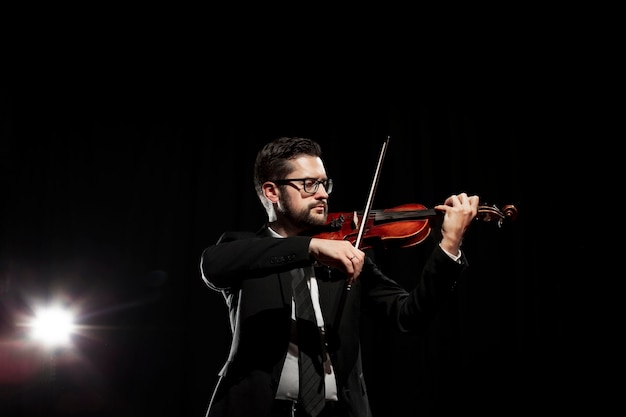 Músico masculino tocando el violín