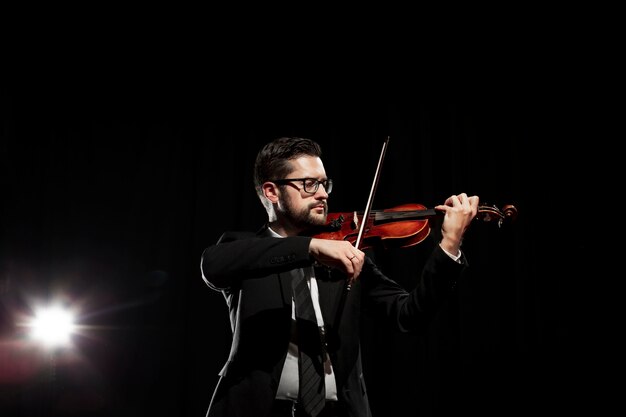 Músico masculino tocando el violín