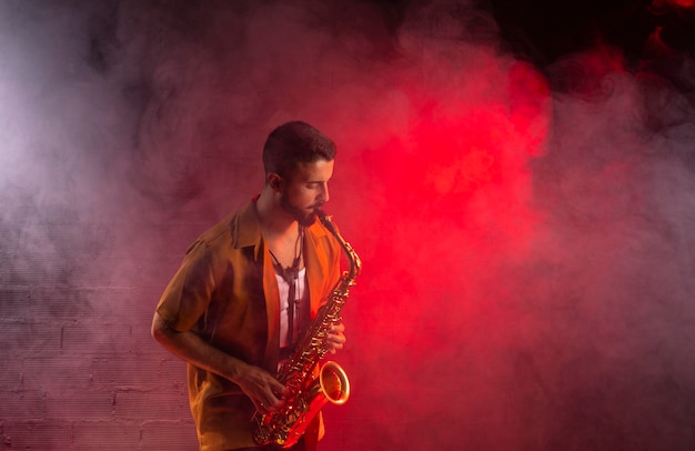 Músico en la niebla tocando el saxofón