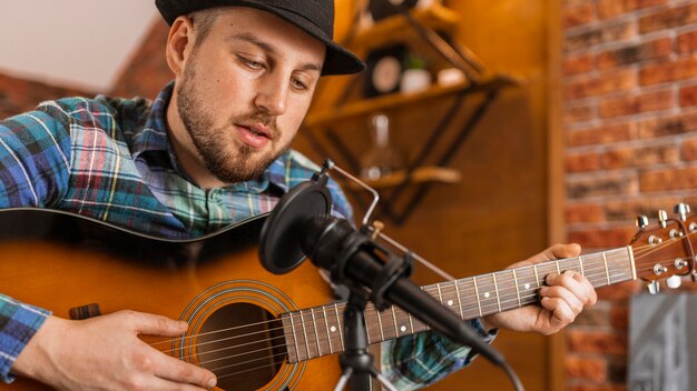 Músico de primer plano cantando en interiores