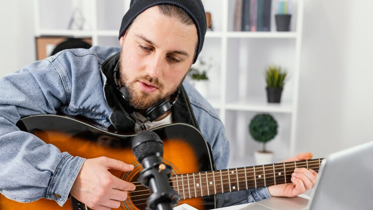 Foto gratuito músico de primer plano cantando en interiores