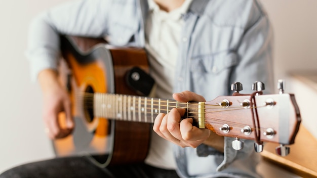 Músico de primer plano tocando la guitarra