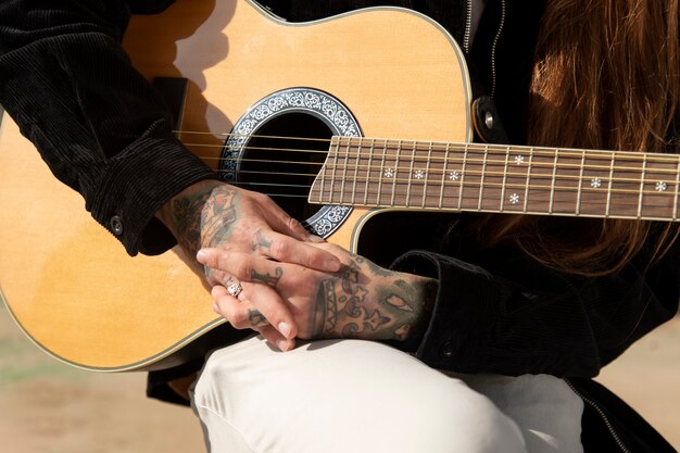 Músico que sostiene la guitarra en las calles