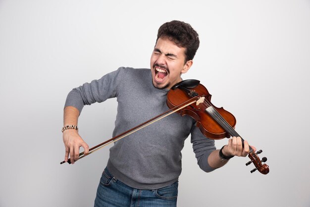 Foto gratuita el músico se siente nervioso por su interpretación de violín.