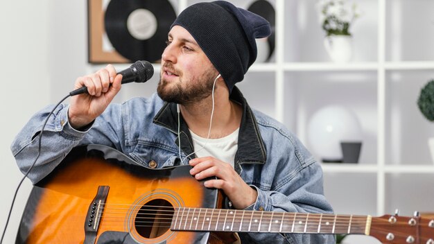 Músico sonriente de tiro medio cantando