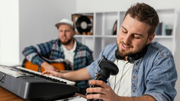 Músico de tiro medio cantando