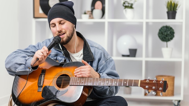 Músico de tiro medio cantando