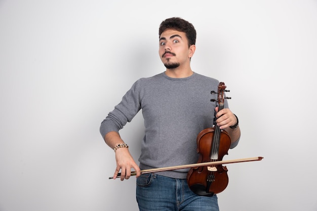 El músico toca una pieza clásica romántica en su violín.