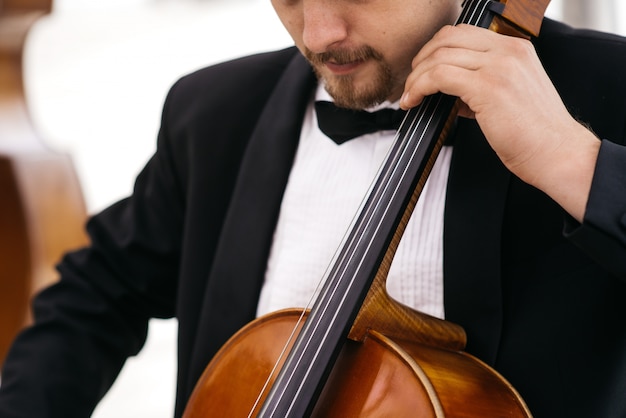 Foto gratuita músico toca en el violonchelo