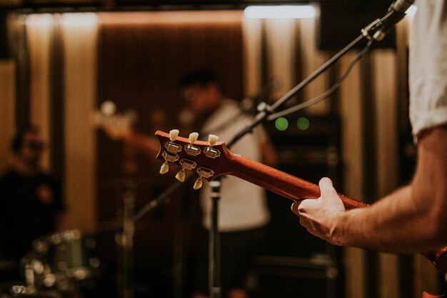 Músico tocando la guitarra de fondo, fotografía estética.