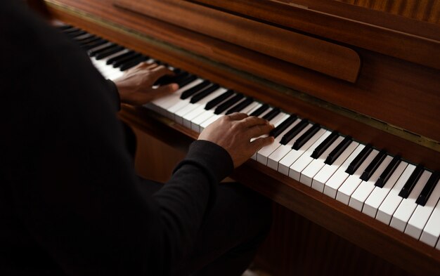 Músico tocando el piano jazz day