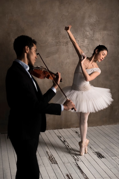 Foto gratuita músico tocando violín y bailarina bailando