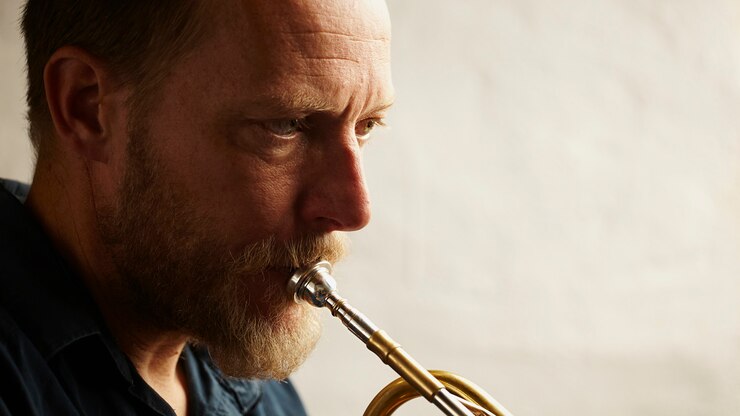Foto gratuito músico veterano tocando la trompeta
