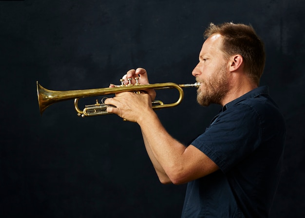 músico veterano tocando la trompeta