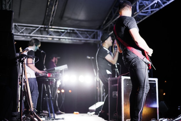 músicos en el escenario durante un concierto