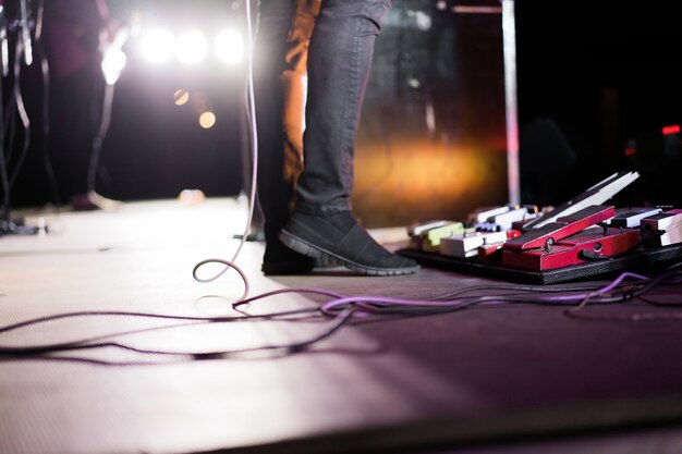 músicos en el escenario durante un concierto