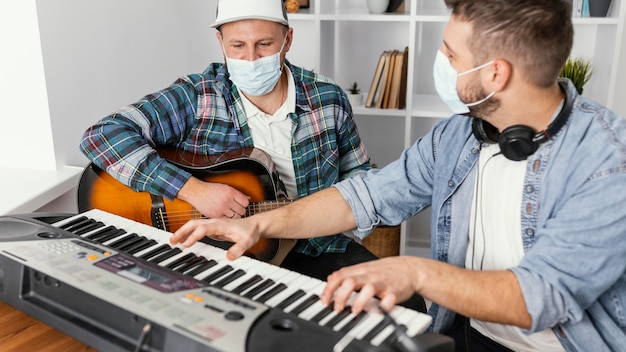 Músicos de primer plano con máscaras médicas