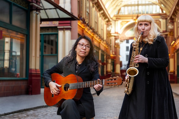 Foto gratuita músicos de tiro medio haciendo música jazz.