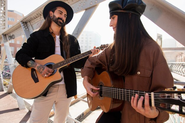 Músicos tocando la guitarra en las calles y divirtiéndose