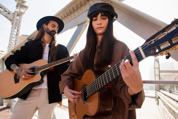 Músicos tocando la guitarra en las calles.