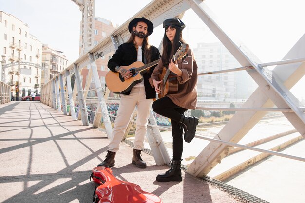 Músicos tocando la guitarra en las calles.