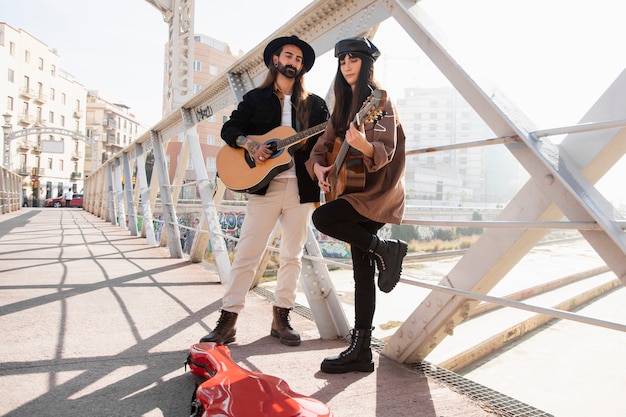 Músicos tocando la guitarra en las calles.