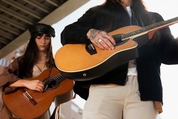 Músicos tocando la guitarra en las calles.