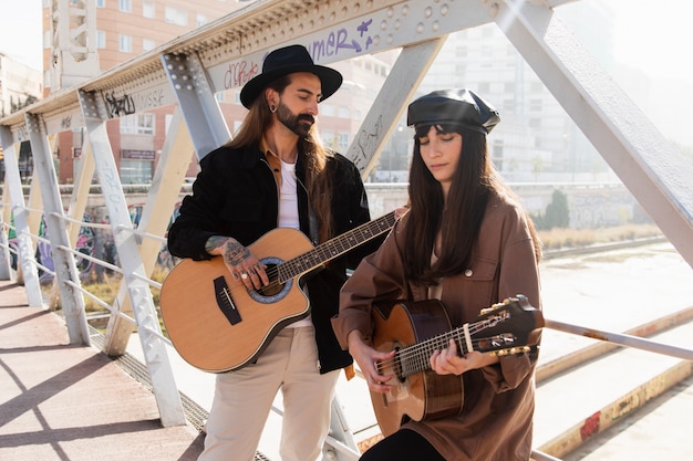 Foto gratuita músicos tocando la guitarra en las calles.