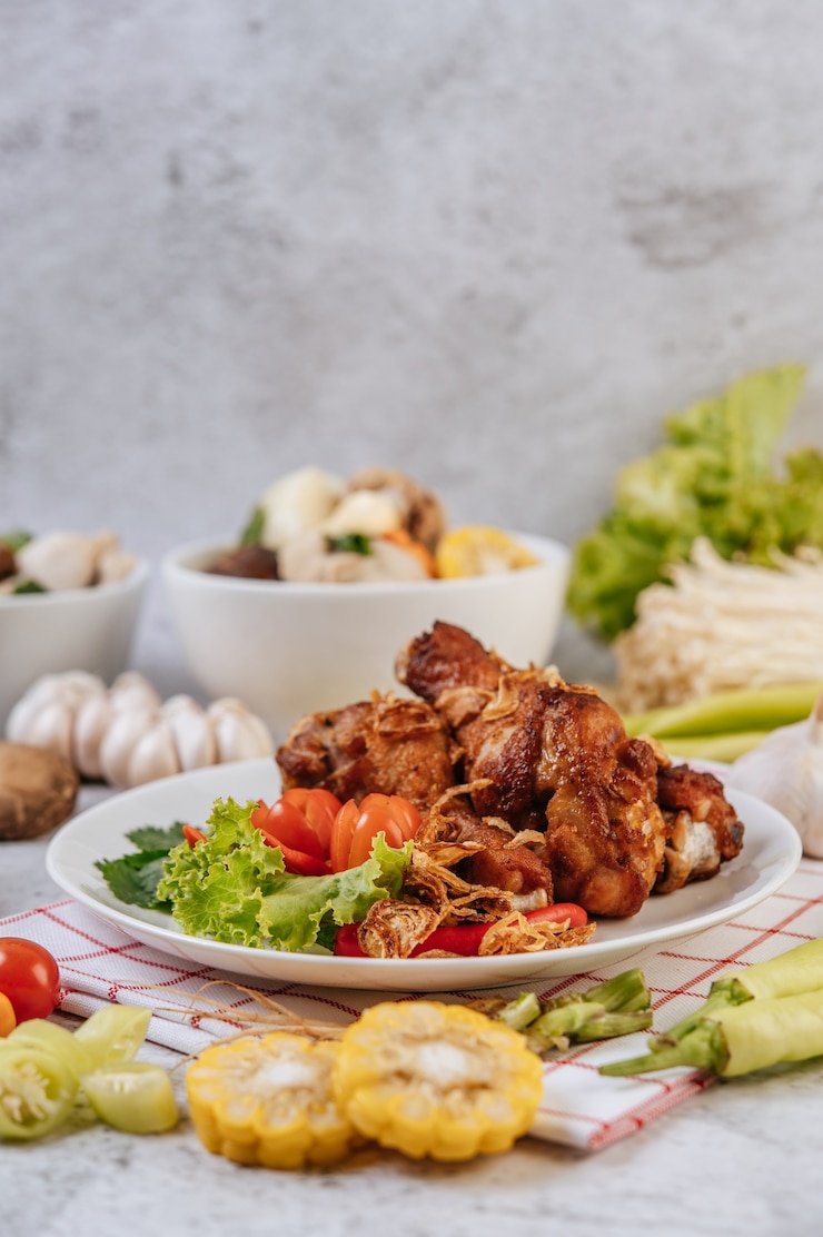 Foto gratuito muslo de pollo frito con jitomate, ají, cebolla frita, lechuga, choclo y setas.