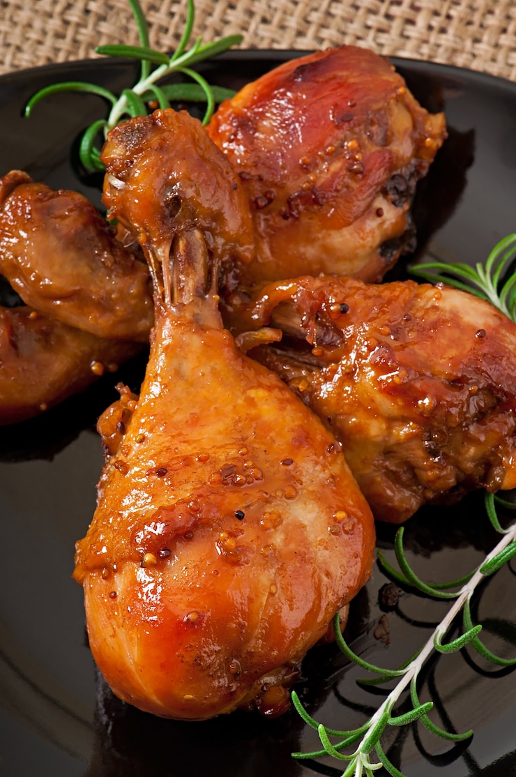 Foto gratuito muslos de pollo al horno en escabeche de miel y mostaza