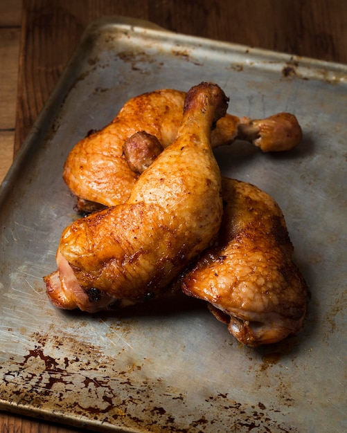 Muslos de pollo de ángulo alto en bandeja