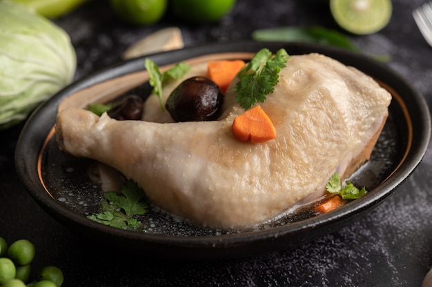 Foto gratuita muslos de pollo guisados, galanga, ajo y limón