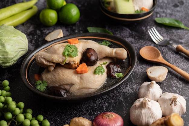 Foto gratuita muslos de pollo guisados, galanga, ajo y limón