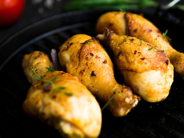 Muslos de pollo guisados con hierbas aromáticas