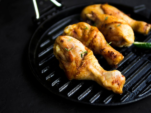 Muslos de pollo guisados con hierbas aromáticas