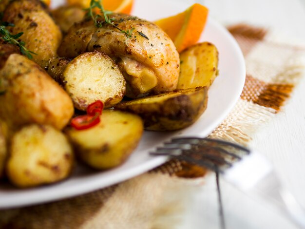 Muslos de pollo guisados con hierbas aromáticas