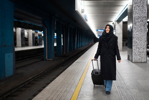 Musulmán viajando por la ciudad