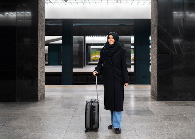 Musulmán viajando por la ciudad