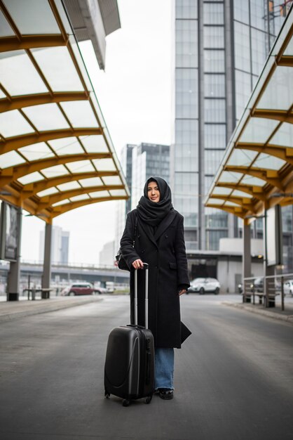 Musulmán viajando por la ciudad